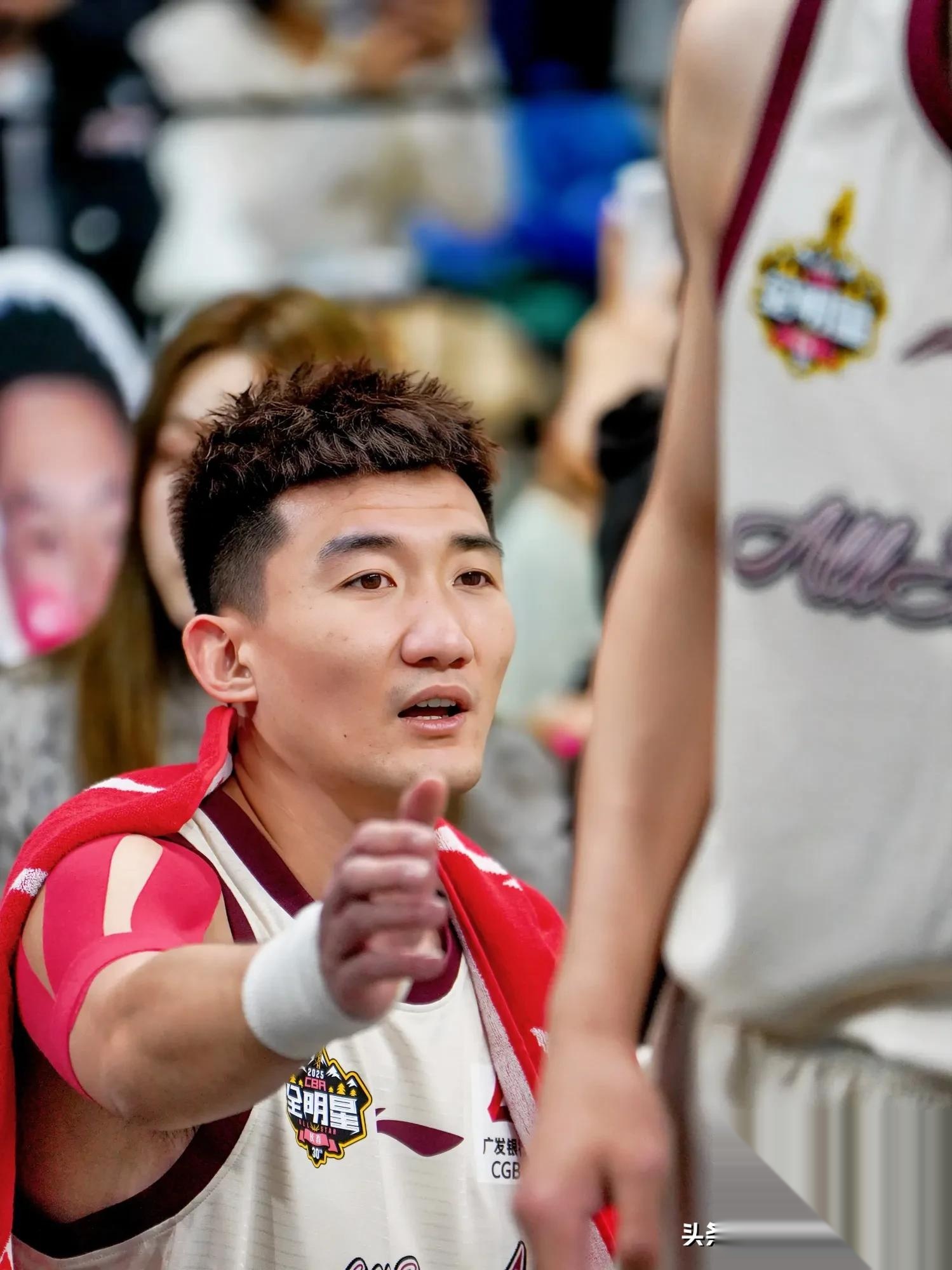 开云国际集团 -社区盾集结日走向成谜;广厦男篮强势反弹;质疑声仍在;更衣室氛围转暖(广东男篮胜广厦网上评论最新消息)