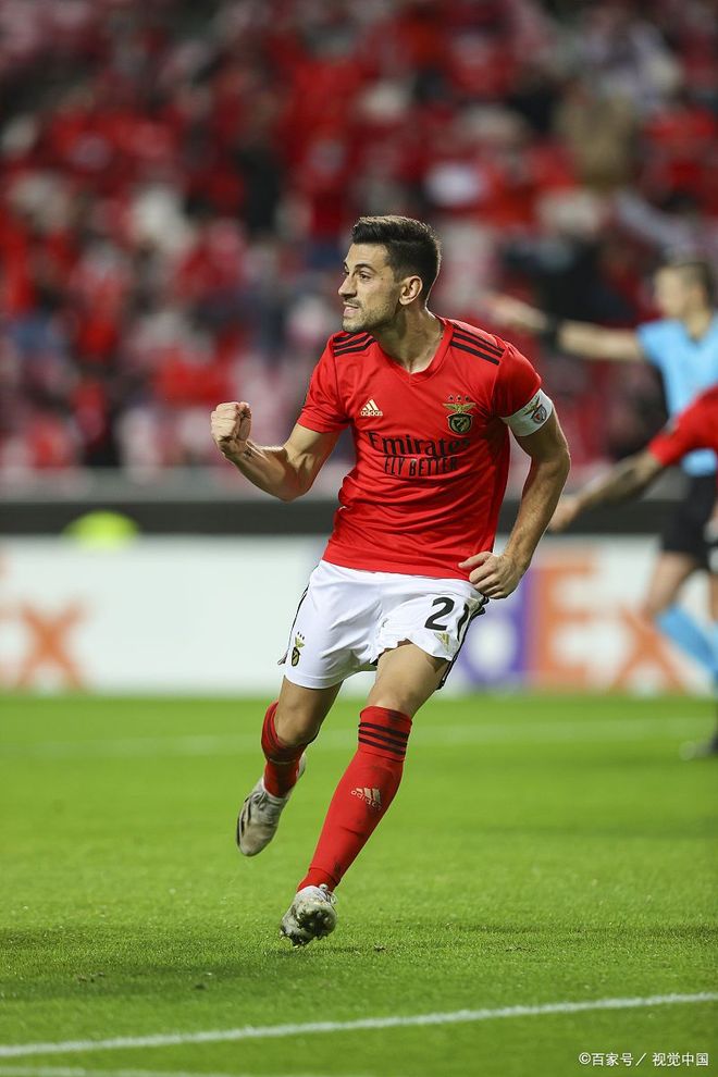 kaiyunapp -赛地聚焦——荷甲冲刺阶段热度飙升;里昂回应争议;更衣室稳定;医务组通报恢复(纳赛尔大闹皇马更衣室)